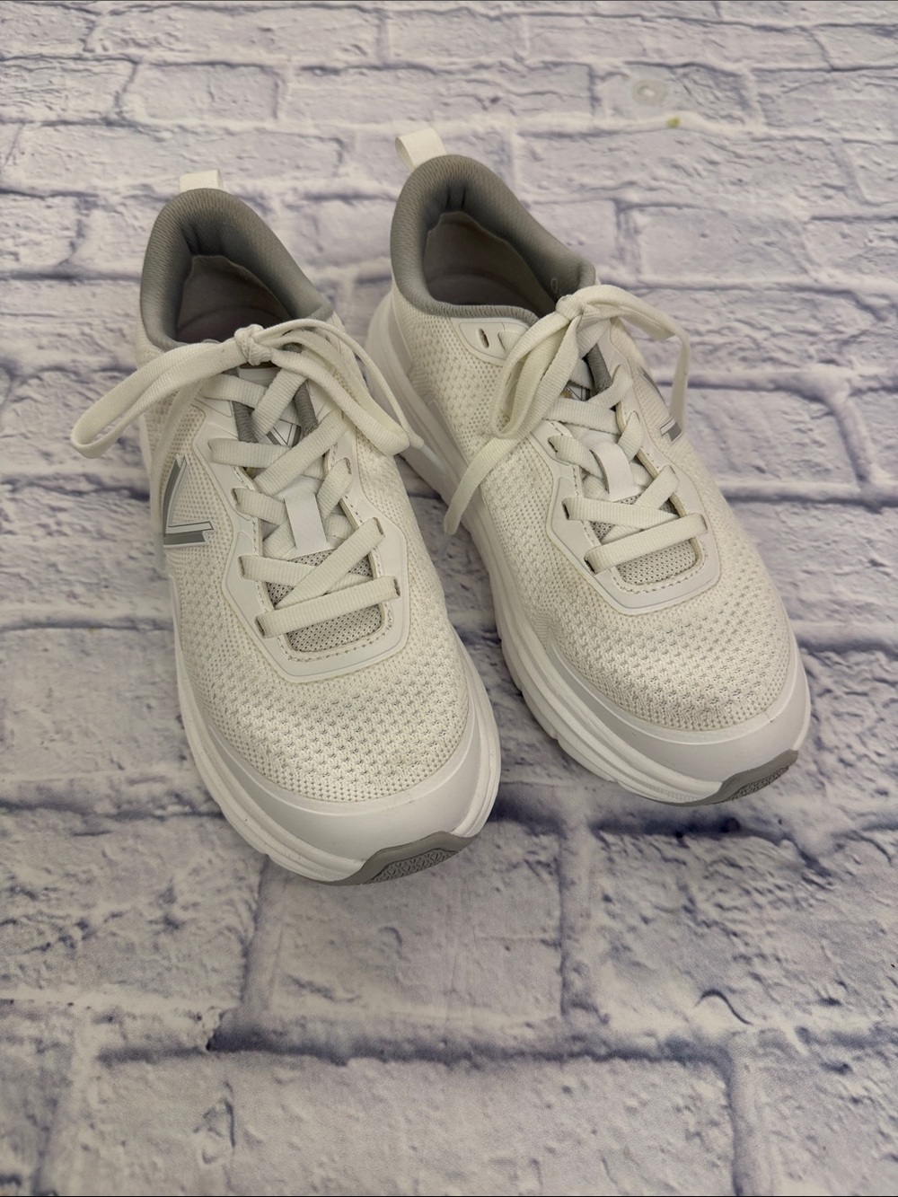 Vionic Walk Max Women's White with Gray Trim Athletic Lace-Up Sneakers sz 7.5